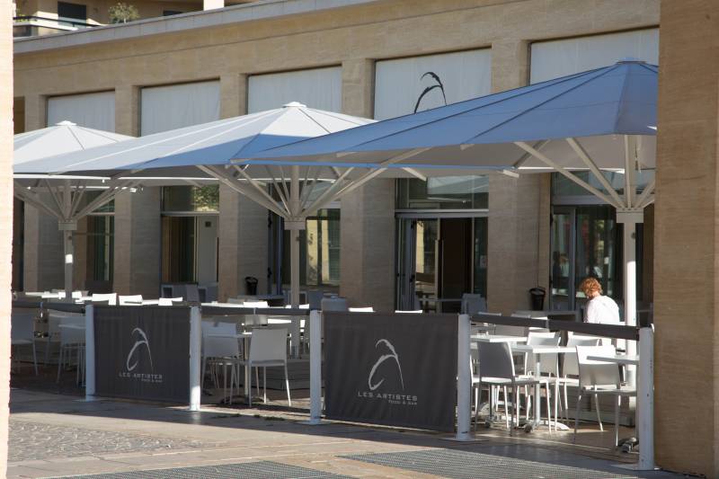 Installation de parasol pour terrasse de café aix en provence