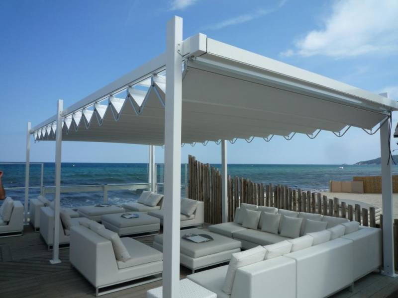 pergola aluminium à toile repliable pour terrasse de plage saint tropez
