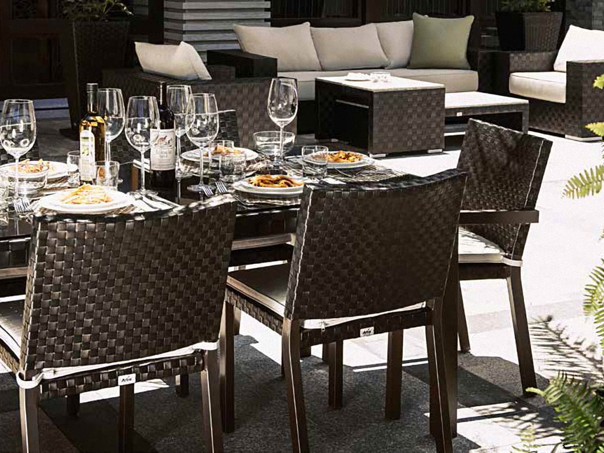 Tables et chaises de terrasse de restaurant  TATTA