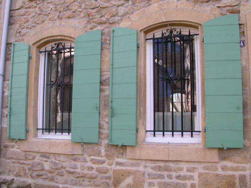 Remplacement de volets battants à l'Abbaye de Saint Pierre des Canons à Aurons