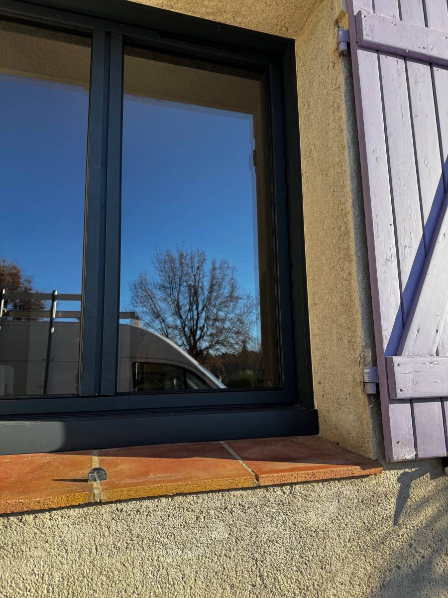 Pose de fenêtre sur mesure en aluminium